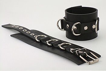 Не подшитые чёрные наручи из кожи с пряжкой и 3 сварными D-кольцами Beastly 10017B