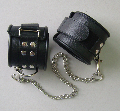 Кожаные черные оковы на липучках Sitabella 3073-1