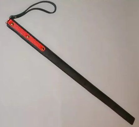 Узкий чёрный спанкер с красной кожей на рукояти Подиум Р1607