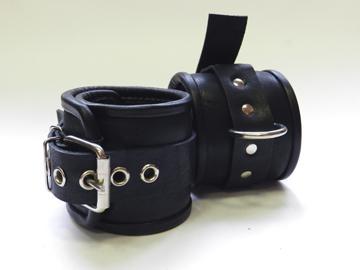 Чёрные не подшитые наножники с пряжкой и сварным кольцом Beastly 10111B