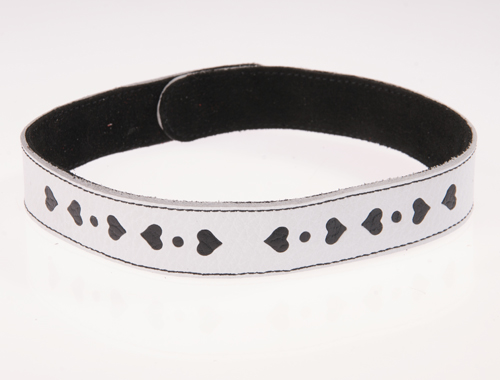 Кожаный белый ошейник с чёрной аппликацией в виде сердечек Sitabella 3108-3