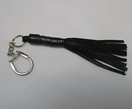 Чёрный сувенир Подиум «Брелок в виде плёточки» Р97