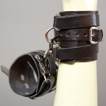 Черные кожаные напульсники Подиум Р223