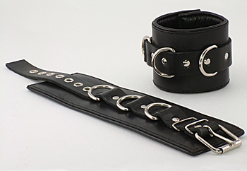 Чёрные наручи с застежкой и тремя сварными D-кольцами Beastly 10017-2B