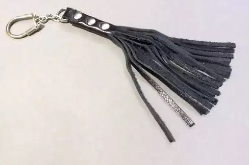 Чёрный сувенир Подиум «Брелок в виде флоггера» Р96