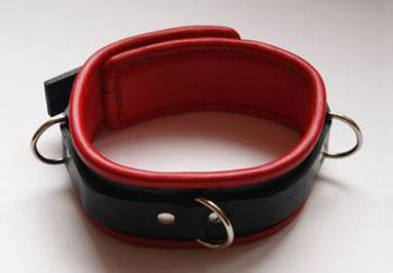 Красно-чёрный средний подшитый ошейник с пряжкой и D-кольцами Beastly 10335RB