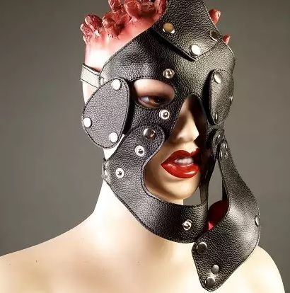 Чёрная разъёмная шлем-маска с кляпом Подиум Р34