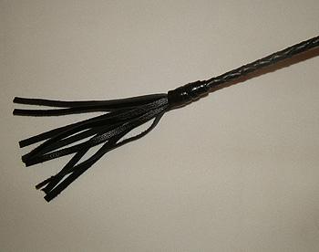 Чёрный короткий плетёный стек с наконечником-кисточкой Подиум Р192Е (70 см)