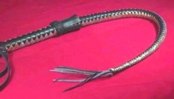 Чёрно-красная кожаная плётка с рукояткой Beastly S-A-03 Black-Red (90 см)