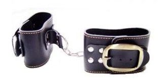 Чёрные наручи с ремнями из кожзама Пикантные штучки DP232