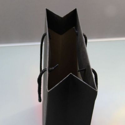 Чёрный бумажный пакет для покупок ДСМ 880 (23×36×10 см)