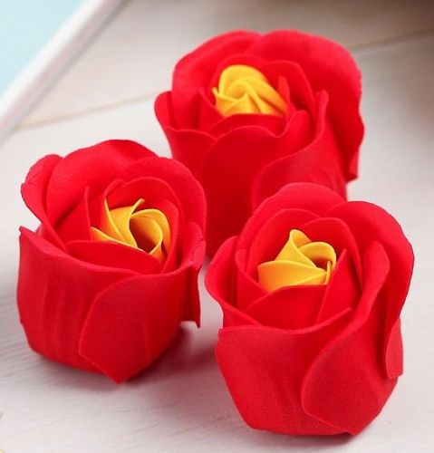 Красные мыльные розочки в стильной шкатулке-сердце Сима-Ленд Never look back 4669476 (3 шт)