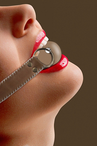 Коричневый силиконовый кляп-шар на кожаных ремешках Shots Media BV OU165BRN-M