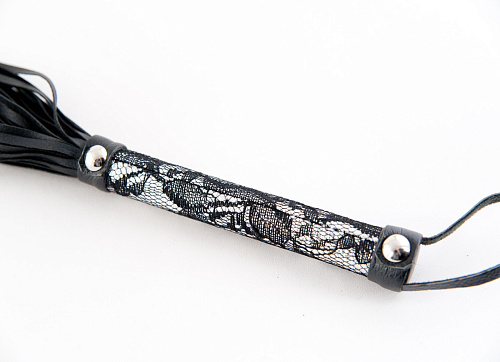 Чёрный флоггер с кружевной ручкой серебристого цвета ToyFa 715001