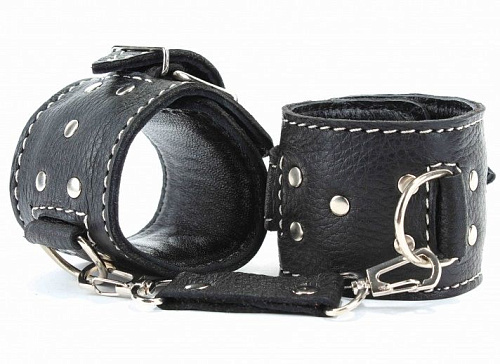 Чёрные кожаные оковы с крупной строчкой БДСМ арсенал 56010ars
