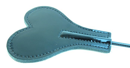 Чёрный лаковый стек с красной меховой ручкой БДСМ арсенал 770002 (64 см)