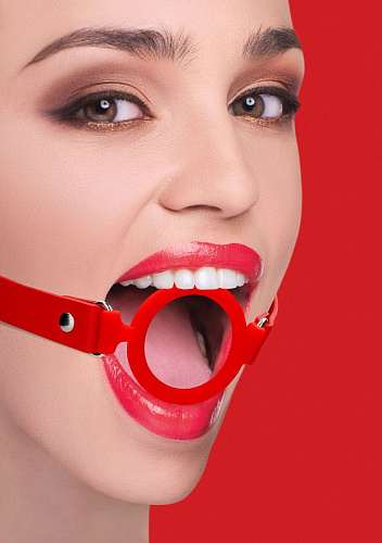 Красный кляп-кольцо с кожаными ремешками Shots Media BV Silicone Ring Gag with Leather Straps OU463RED