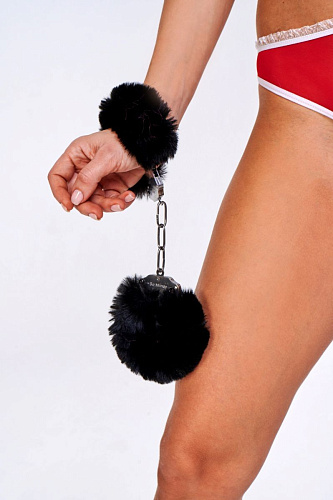Дерзкие наручники с пушистым чёрным мехом Le Frivole 04995