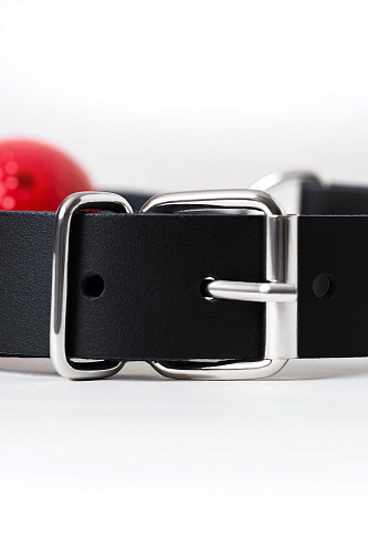 Красный кляп-шарик на чёрном регулируемом ремешке Штучки-дрючки 690207