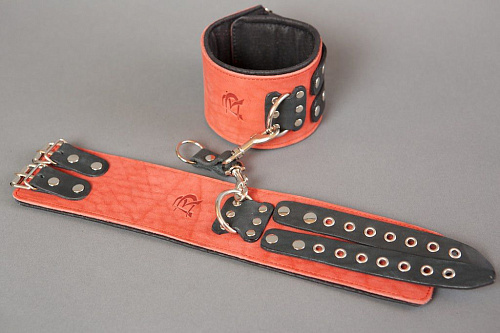 Красные кожаные оковы с чёрными ремнями Подиум Р25А