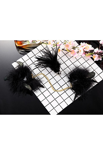 Чёрный перьевой эротический набор (наручники с цепочкой и кисточка-щекоталка) Romfun QS-002