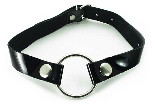 Чёрный кляп с кольцом и лаковым ремешком БДСМ арсенал 60008ars