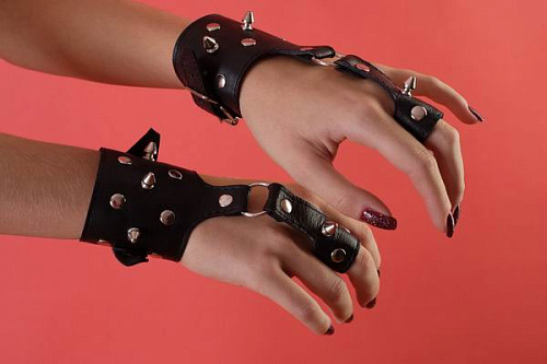 Чёрные наручи на кожаной подкладке, украшенные шипами Подиум Р294