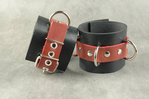 Чёрные с красным не подшитые наручи с 3 сварными D-кольцами Beastly 10017-BR