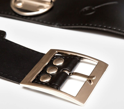 Чёрный ошейник с пристёгнутыми наручниками Пикантные штучки DP157a