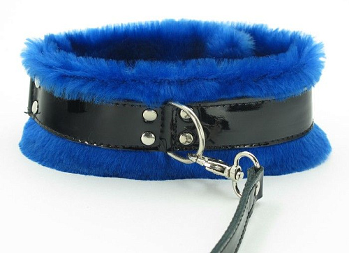 Чёрный ошейник с поводком и синим мехом БДСМ арсенал BDSM Light 730003
