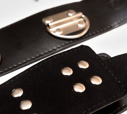 Чёрный ошейник с пристёгнутыми наручниками Пикантные штучки DP157a