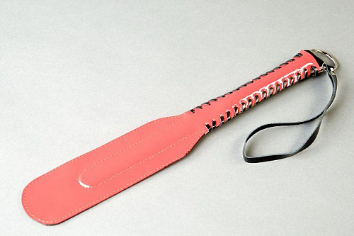 Красно-чёрная хлопушка из лакированной кожи Подиум Р1603