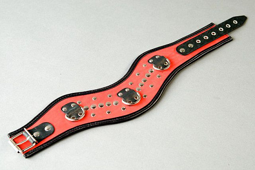 Фигурный красно-чёрный ошейник с клёпками и кольцами Подиум Р27А