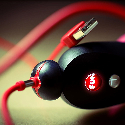 Красное зарядное устройство для вибраторов Fun Factory USB Magnetic Charger  1020103