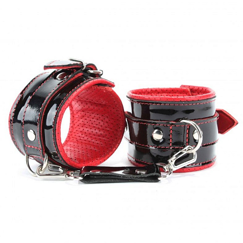 Лаковые чёрно-красные перфорированные наручи БДСМ арсенал 51029ars