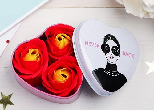 Красные мыльные розочки в стильной шкатулке-сердце Сима-Ленд Never look back 4669476 (3 шт)