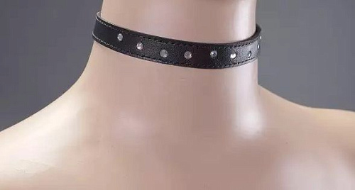 Чёрный узкий ошейник, декорированный стразами Подиум Р285
