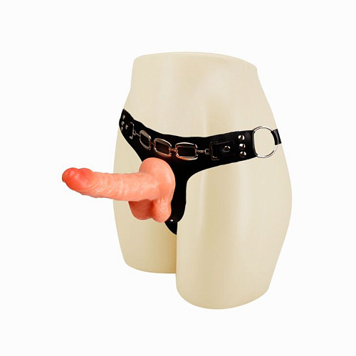 Реалистичный страпон телесного цвета на чёрных трусиках с заклепками Baile BW-022023 (15,7 см)