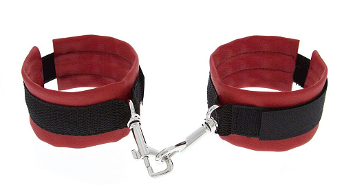 Красно-чёрные полиуретановые наручи Blush Novelties Luxurious Handcuffs 520006