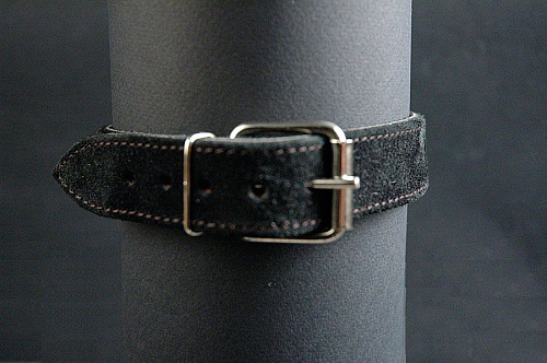 Чёрный узкий замшевый ошейник с застежкой-пряжкой и кольцом Beastly 10336