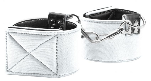 Чёрно-белые двусторонние оковы на ноги Reversible Ankle Cuffs Shots Media BV OU190WHT