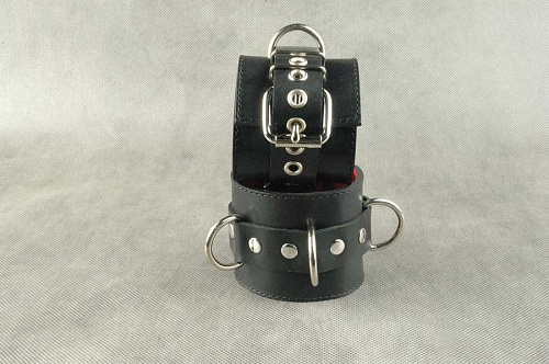 Чёрные наручи с красным подкладом, ремешком с пряжкой и с тремя сварными D-кольцами Beastly 10017-1BR