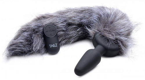 Чёрная анальная вибропробка с серым лисьим хвостом XR Brands Grey Fox Tail Vibrating Anal Plug AG187