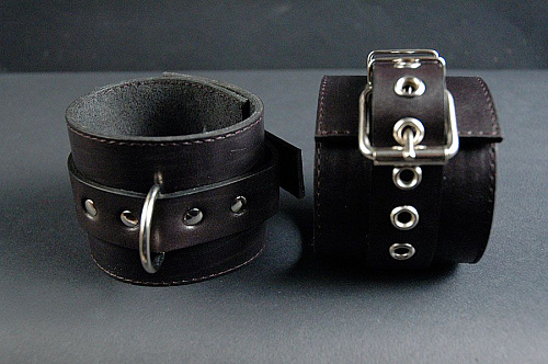 Оковы для ног с застежкой, ремешком и одним сварным кольцом Beastly 10111-1B