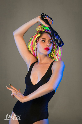 Шлёпалка с заклёпками Lola toys Hot Spot 1126-01lola (32 см)