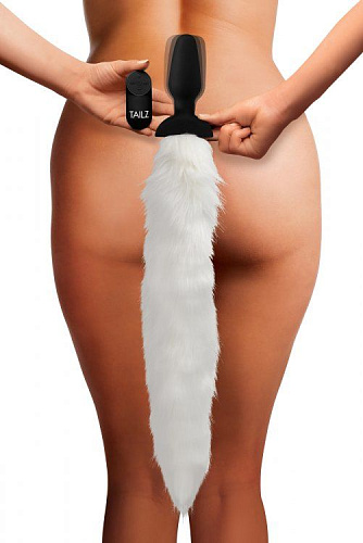 Чёрная анальная вибропробка с белым лисьим хвостом XR Brands White Fox Tail Vibrating Anal Plug AG188