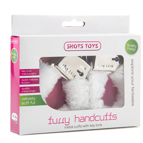 Белые меховые наручники на металлической цепочке Shots Media BV SHT255WHT