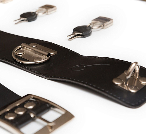 Чёрный ошейник с пристёгнутыми наручниками Пикантные штучки DP157a