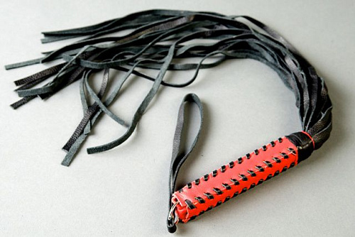 Чёрный флоггер с красной плетённой ручкой Подиум Р11Б