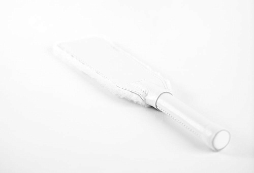 Белая двустороння шлёпалка из натуральной кожи и меха БДСМ арсенал 20009ars (35 см)